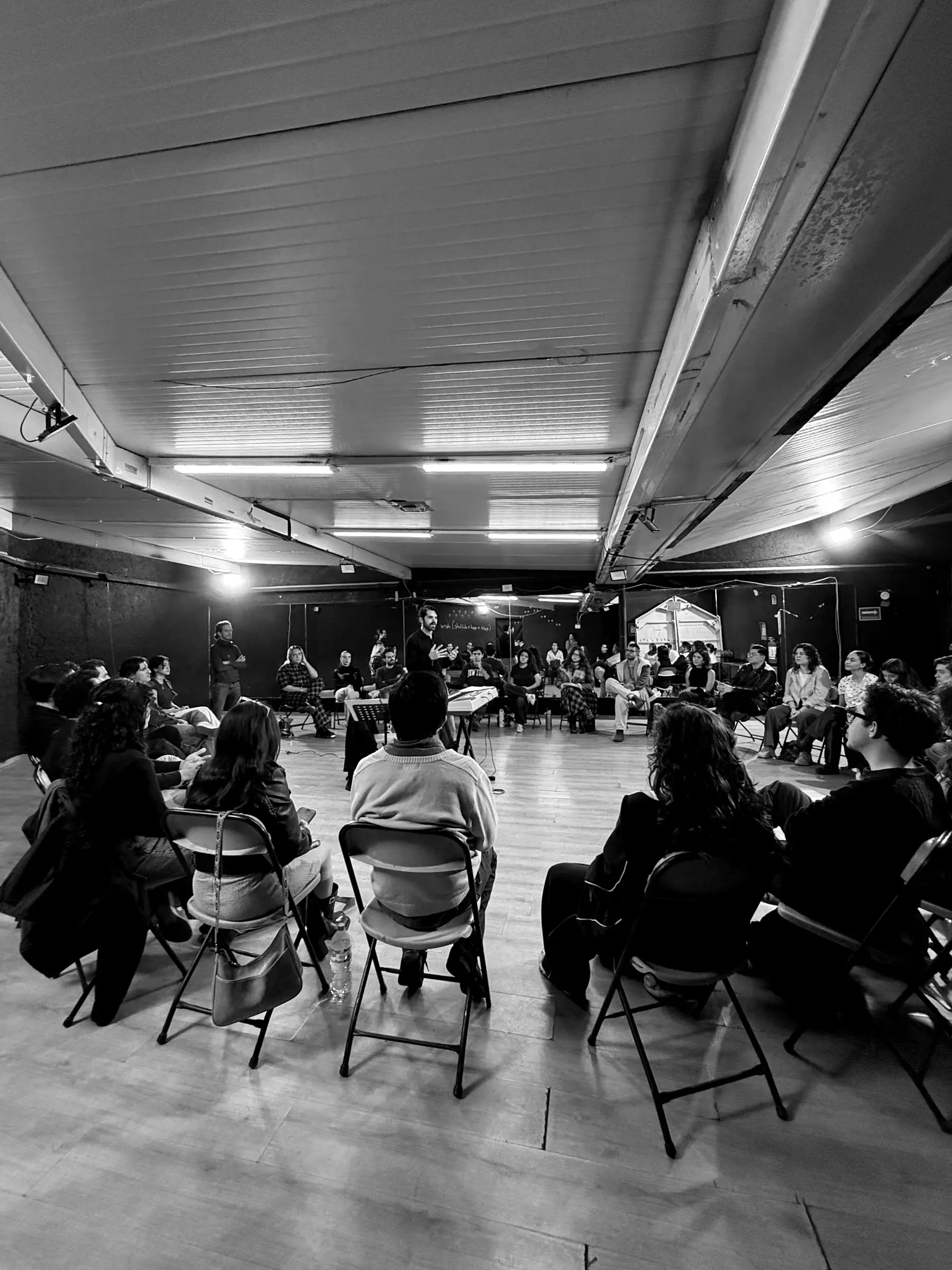 El coro sentado en círculo durante el primer ensayo